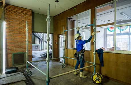 水平・垂直を正確に組み上げ、揺れにくく安定した足場